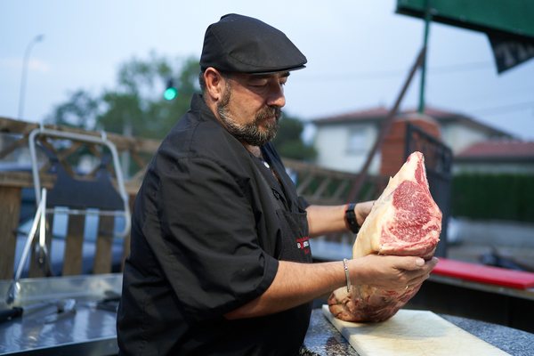 En la terraza del asador, con una pieza de vacuno entera